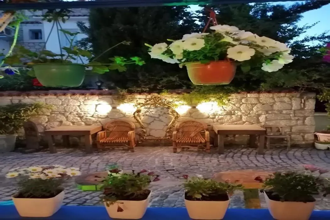Konukevi Beyaz Ev Hotel Alaçatı